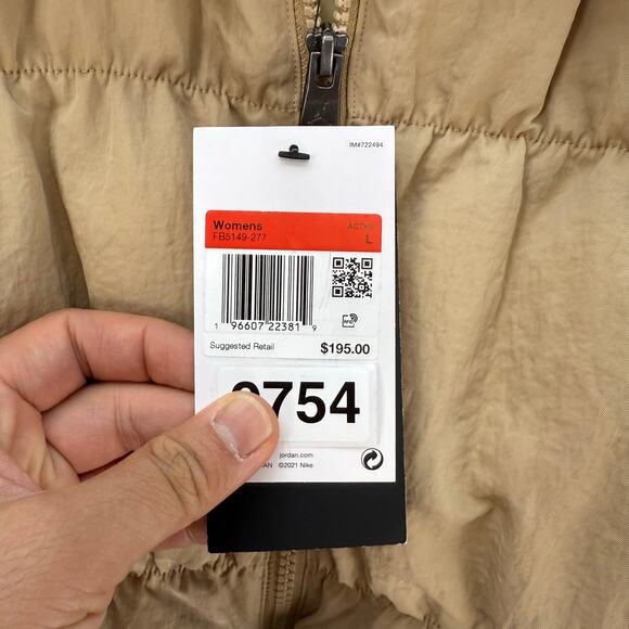 AIR JORDAN FLIGHT WOMEN'S LARGE BEACH CREAM PUFFER JACKET $195/FB5149-277 - Picture 3 of 6